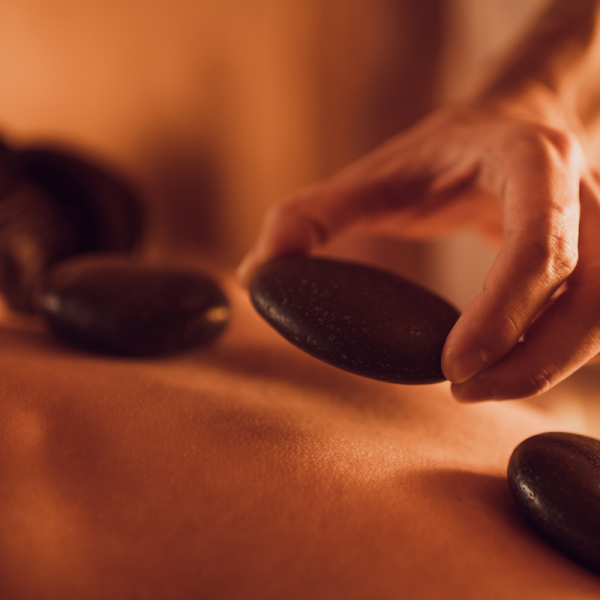 aura-slow-beauty-masaje-espalda-piedras-calientes-san-valentin